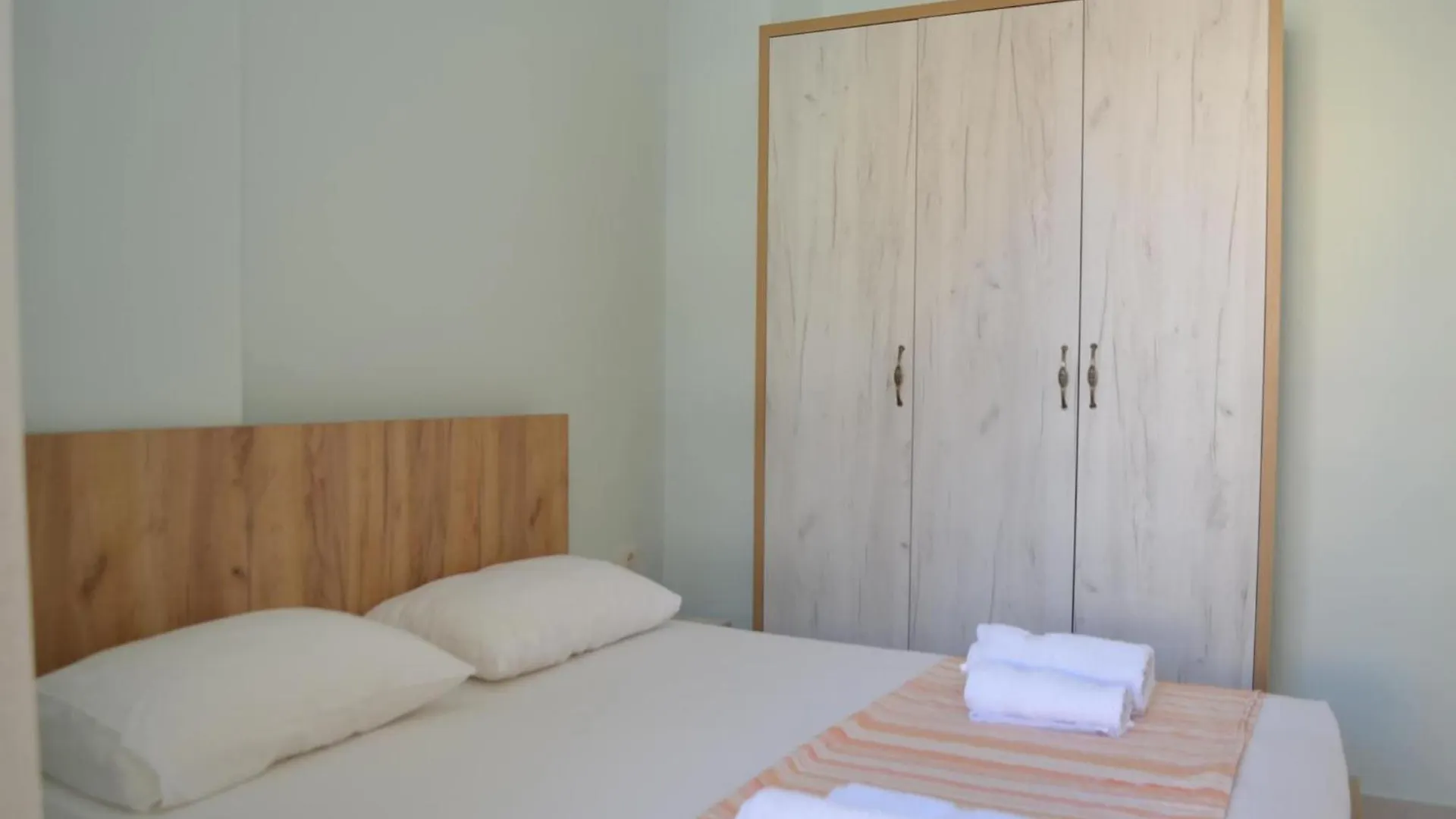 Coastal Escape In Saranda Airy Apartment